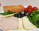 Pas rețetă Sandwich cu salată, roșii, caș de vacă și șuncă de pui 1 fotografie