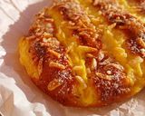 Foto del paso 13 de la receta Coca de chicharrones 2025 v2: con masa brioche, crema, anís y almendras