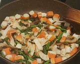 Foto del paso 5 de la receta: Tortilla de surimi, espárragos trigueros y champiñones