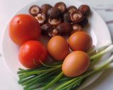 Hình bước làm 2 của món CANH cà chua-trứng với nấm