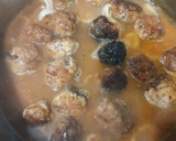 Foto del paso 3 de la receta: Albóndigas con tomate y calamar