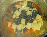 Foto del paso 4 de la receta: Calamarata en salsa de calamares