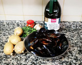 Foto del paso 1 de la receta: Mejillones con patatas en salsa de pimentón