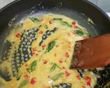 Foto langkah ke 6 dari resep Ayam Goreng Telur Kuning Asin (salted-egg yolk chicken).