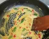 Foto langkah ke 6 dari resep Ayam Goreng Telur Kuning Asin (salted-egg yolk chicken).
