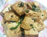 Foto langkah ke 4 dari resep Tahu Bacem putih dengan daun seledri.