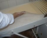 صورة لخطوة 2 من وصفة 🍞🥐عجائب تشكيل العجينة المورقه 🥐🍞