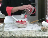Foto del paso 3 de la receta: Fresas con crema con un toque diferente