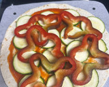Foto del paso 1 de la receta: Pizza de calabacín, pimientos y cebolla de tortilla de trigo en freidora de aire