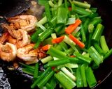 รูปขั้นตอนการทำที่ 5 ของ กุ้งผัดดอกหอม