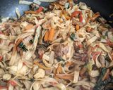 Foto del paso 4 de la receta: Wok de fideos, verduras y carne