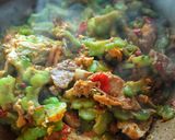รูปขั้นตอนการทำที่ 3 ของ เมนู มะระผัดพริกหมูฉ่ำไข่