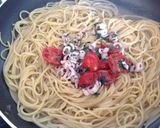 Foto del passaggio 7 della ricetta Spaghettini con calamari e crema di peperoncini tondi e acciughe