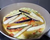 Foto langkah ke 5 dari resep Dadar Telor Terong Ungu.