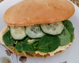 Foto del paso 7 de la receta: Mollete de burger de pollo con hummus y guacamole