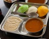 A picture of step 3 of Tri color idli sambhar with chutney.