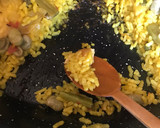 Foto del paso 15 de la receta: Arroz en paella,de pollo, ajos tiernos y habas, de la iaia Teresa
