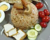 รูปขั้นตอนการทำที่ 1 ของ ข้าวผัดน้ำพริกกากหมู