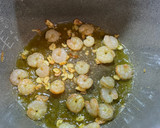 Foto del paso 1 de la receta: Tagliatelle con gambas y espinacas
