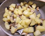 A picture of step 2 of Crispy chicken with sautéed potatoes and porcini mushrooms.