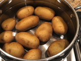 Papas en salsa de yoghurt (Pellkartoffeln o papas a la alemana)