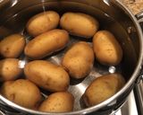 Foto del paso 1 de la receta: Papas en salsa de yoghurt (Pellkartoffeln o papas a la alemana)