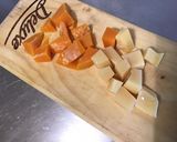 Une image de l'étape 1 de Sauce salade épicée à la mimolette, gouda vieux et herbes aromatiques.