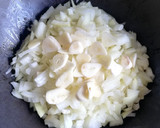 Foto del paso 2 de la receta: Sofrito de tomate y cebolla. Un clásico