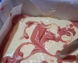 Foto langkah ke 7 dari resep Red Velvet Marble Cheesecake.