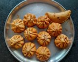 तळणीचे मोदक (Talniche Modak Recipe In Marathi) रेसिपी स्टेप 4 फोटो 