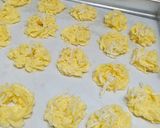 Foto langkah ke 5 dari resep Kue Sagu Keju.