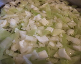Foto del paso 3 de la receta: Ensalada de col con aderezo de lima, leche de coco y cacahuetes