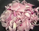Foto del paso 2 de la receta: Cebolla morada caramelizada sin azúcar a fuego lento