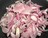 Foto del paso 2 de la receta: Cebolla morada caramelizada sin azúcar a fuego lento