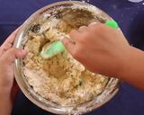 Foto langkah ke 7 dari resep Resep & Cara Membuat Kue Garpu Bawang yang gurih dan renyah.