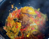 Foto del paso 3 de la receta: Pollo estofado a la moruna con patatas y pasas