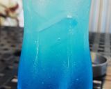 A picture of step 3 of Blue electric drink.. 🍸🍸🍸.