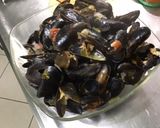 Une image de l'étape 13 de Moules à l'oignon rouge tomates coriandre et crème.