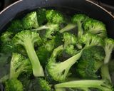 A picture of step 2 of Broccoli in Garlic Oil.