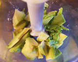Foto del paso 3 de la receta: Crema de calabacín con aguacate y cacahuetes