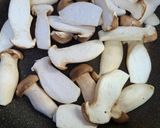 รูปขั้นตอนการทำที่ 3 ของ ลาบเห็ดย่างไก่ฉีก