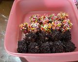 Foto langkah ke 5 dari resep Bola Bola Coklat Pelangi Biskuit Marie.
