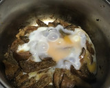 Foto del paso 6 de la receta: Huevo roto con rovellons, (níscalos) ajo, jengibreHierbas de Provenza y sal rosa
