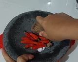 Foto langkah ke 3 dari resep Bumbu rujak kacang tanah.