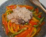 Foto del paso 3 de la receta: Salteado de verduras, chipirones y gambas