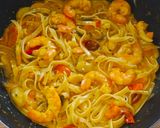 Une image de l'étape 5 de Tagliatelles crémeuses aux crevettes 🍤.