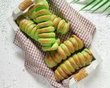 Foto langkah ke 6 dari resep Roti Kentang Pandan Isi Selai Nanas.