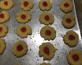 Foto langkah ke 7 dari resep Strawberry with Cheese Thumbprint Cookies.