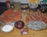 Foto del paso 1 de la receta: Salmón en salsa de gambas con angurinhas