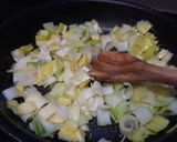 Foto del paso 2 de la receta: Salsa de puerros y curry